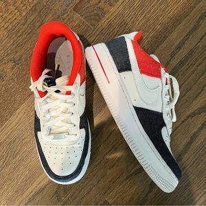 Nike Youth Air Force 1 LV8 (GS), youth size 5.5.